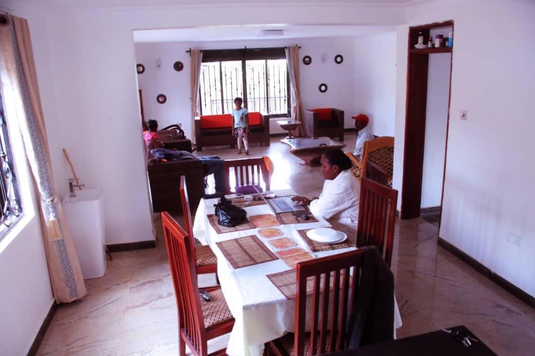 Fortpearls Homestay Fort Portal Екстериор снимка